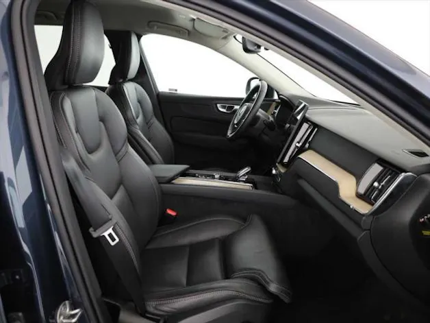 Volvo XC60 B5 Benzin Mild Hybrid AWD Plus Dark Geartronic