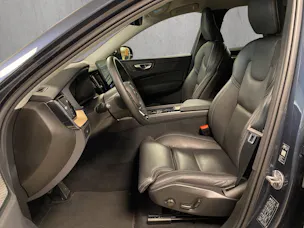 Volvo XC60 B5 Benzin Mild Hybrid AWD Plus Dark Geartronic