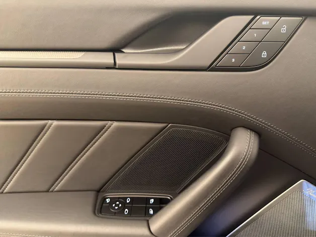 PORSCHE 911 Carrera 4 GTS