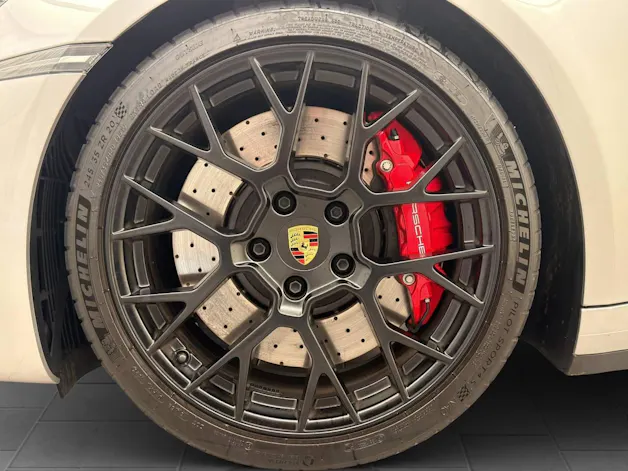 PORSCHE 911 Carrera 4 GTS