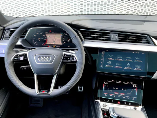 Audi Q8 50 e-tron S line quattro