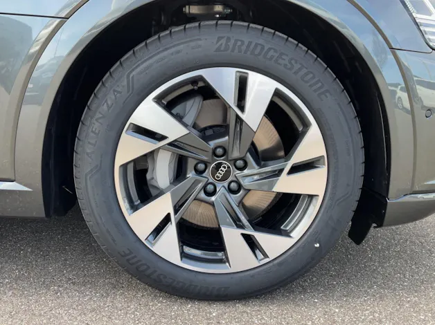 Audi Q8 50 e-tron S line quattro
