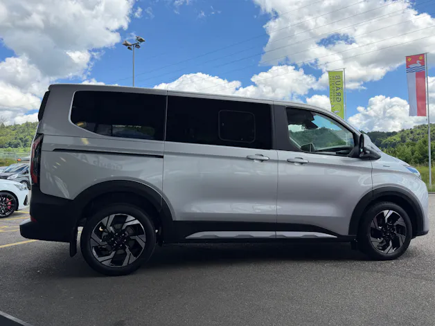 Ford Tourneo Bus 340 L1H1 PHEV Active