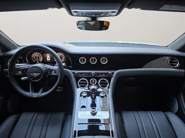 Bentley Continental GT V8 PHEV 680 PS/ 1.9% Leasing möglich.