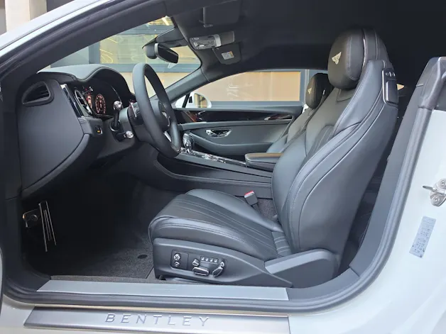 Bentley Continental GT V8 PHEV 680 PS/ 1.9% Leasing möglich.