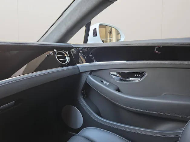Bentley Continental GT V8 PHEV 680 PS/ 1.9% Leasing möglich.