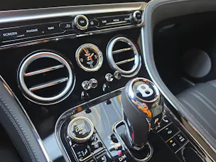 Bentley Continental GT V8 PHEV 680 PS/ 1.9% Leasing möglich.