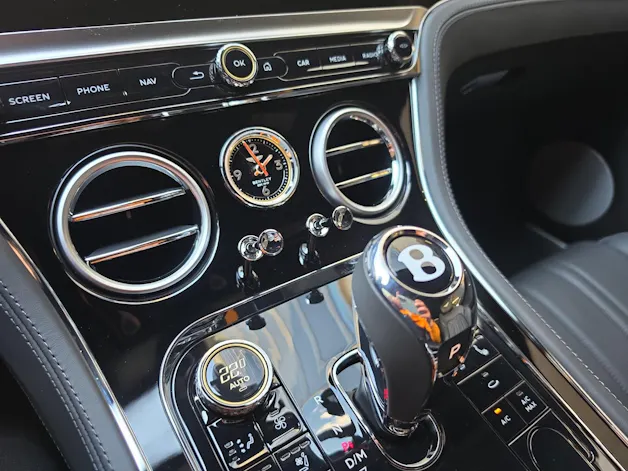 Bentley Continental GT V8 PHEV 680 PS/ 1.9% Leasing möglich.