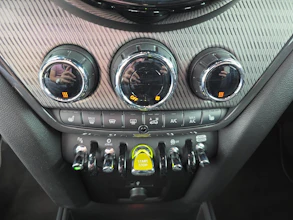 https://vehicle.imgix.net/4314089/4a877cf7-294a-4731-845e-15a35f489334.jpg