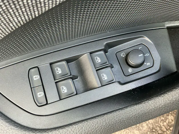 Škoda Kodiaq 2.0 TSI 204 PS 4x4 SELECTION *** PANORAMAGLASDACH, ANHÄNGEKUPPLUNG & 7 SITZER ***
