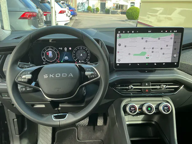 Škoda Kodiaq 2.0 TSI 204 PS 4x4 SELECTION *** PANORAMAGLASDACH, ANHÄNGEKUPPLUNG & 7 SITZER ***