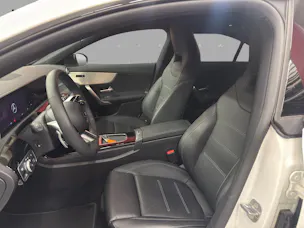 Mercedes-Benz CLA 200 - AMG / DISTRONIC / Rückfahrkamera / Leder / PRE SAFE