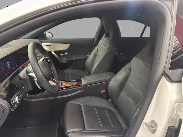 Mercedes-Benz CLA 200 - AMG / DISTRONIC / Rückfahrkamera / Leder / PRE SAFE