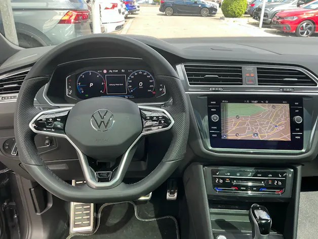 VW Tiguan Allspace R-LINE 4 MOTION *** PANORAMAGLASDACH & ANHÄNGEKUPPLUNG ***
