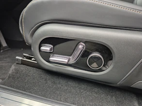 https://vehicle.imgix.net/4315707/d91f75f9-d9e6-4159-aa29-436a754f36c9.jpg