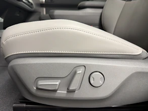 https://vehicle.imgix.net/4316201/53b0b875-d564-427a-8a50-bb064e2938e4.jpg