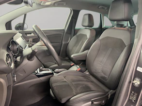https://vehicle.imgix.net/4316450/f7ea8835-4c18-4f95-9cc2-d8a3c2ca82db.jpg