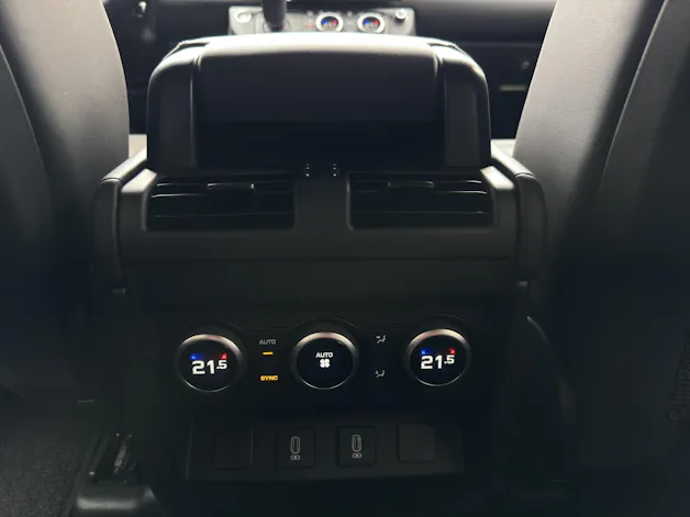 Land Rover Defender 110 3.0 D I6 250 X-Dynamic SE