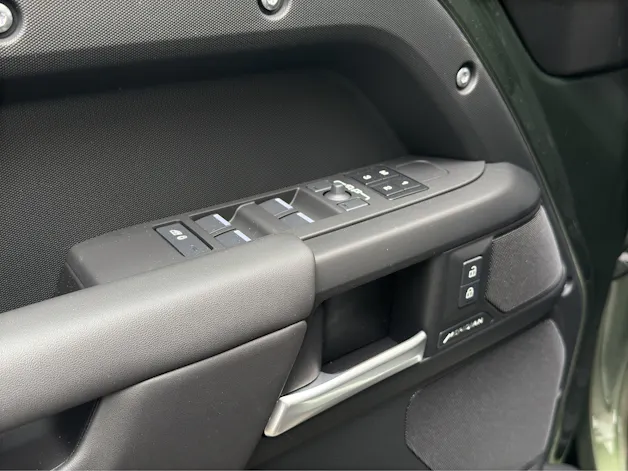 Land Rover Defender 110 3.0 D I6 250 X-Dynamic SE