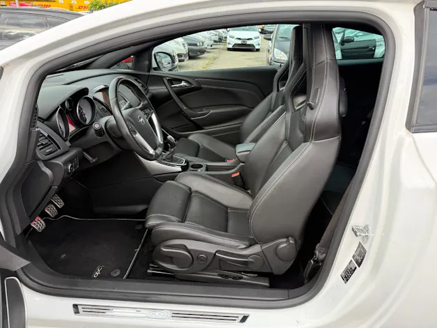 Opel Astra GTC 2.0i Turbo OPC S/S