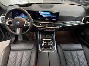 https://vehicle.imgix.net/4317722/411fa7b6-5db0-4bda-a831-c7ecd48c93ca.jpg