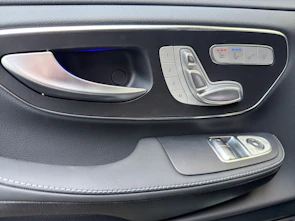 Fahrzeugbild MERCEDES-BENZ V 300 d Swiss Ed. lang 4matic Van
