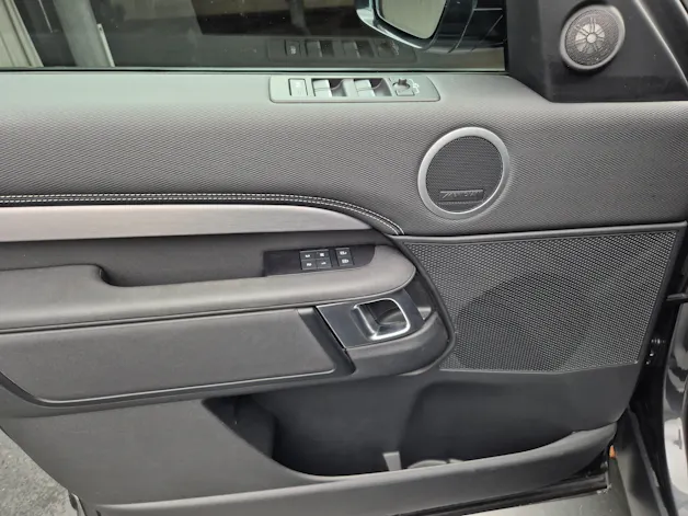 Land Rover Discovery 3.0 D I6 300 R-Dynamic SE