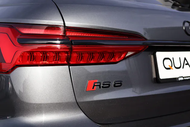 Audi RS6 Avant 4.0 V8 TFSI quattro T-Tronic * RS DYNAMIKPAKET * SPORTABGASANLAGE * PANORAMADACH *