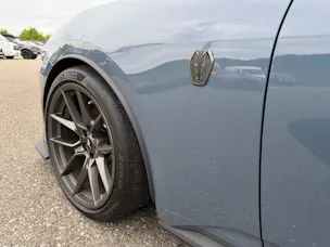 Ford Mustang Fastback 5.0 V8 Dark Horse US Version mit Handling Package! VAPOR BLUE ohne OPF