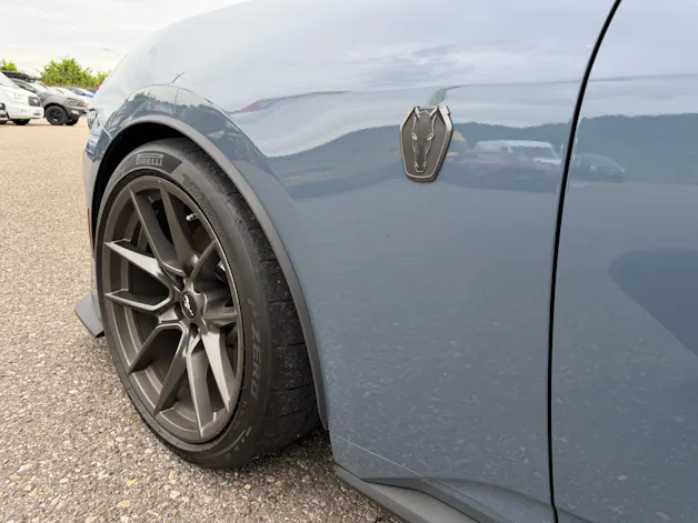 Ford Mustang Fastback 5.0 V8 Dark Horse US Version mit Handling Package! VAPOR BLUE ohne OPF