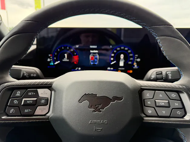 Ford Mustang Fastback 5.0 V8 Dark Horse US Version mit Handling Package! VAPOR BLUE ohne OPF