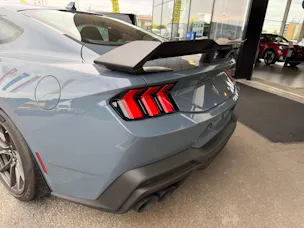 Ford Mustang Fastback 5.0 V8 Dark Horse US Version mit Handling Package! VAPOR BLUE ohne OPF