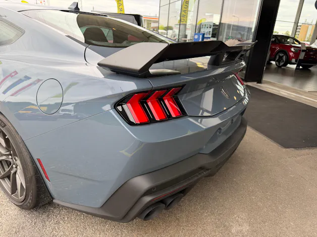 Ford Mustang Fastback 5.0 V8 Dark Horse US Version mit Handling Package! VAPOR BLUE ohne OPF