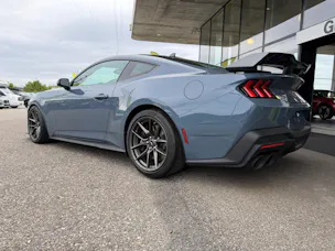 Ford Mustang Fastback 5.0 V8 Dark Horse US Version mit Handling Package! VAPOR BLUE ohne OPF