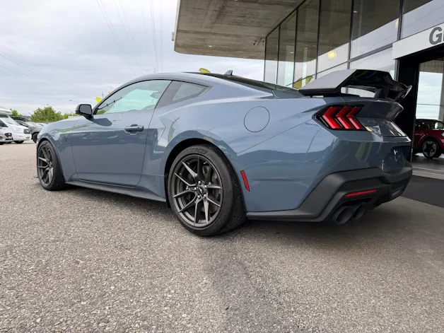 Ford Mustang Fastback 5.0 V8 Dark Horse US Version mit Handling Package! VAPOR BLUE ohne OPF