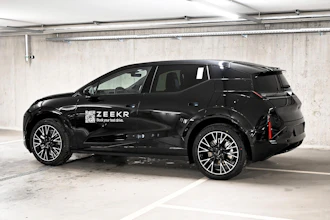 https://vehicle.imgix.net/4320671/37d2b033-8ed6-4b45-8a75-d82bc19001da.jpg