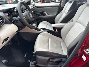 Toyota Yaris 1.5 VVT-i HSD Premium