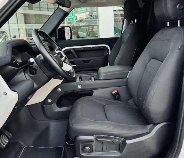 Land Rover Defender Hard Top 90 3.0D I6 200 AT8