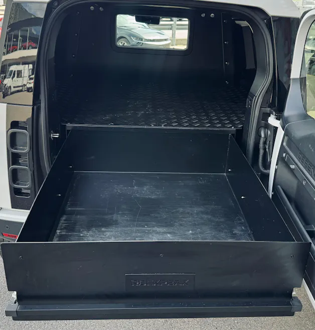 Land Rover Defender Hard Top 90 3.0D I6 200 AT8