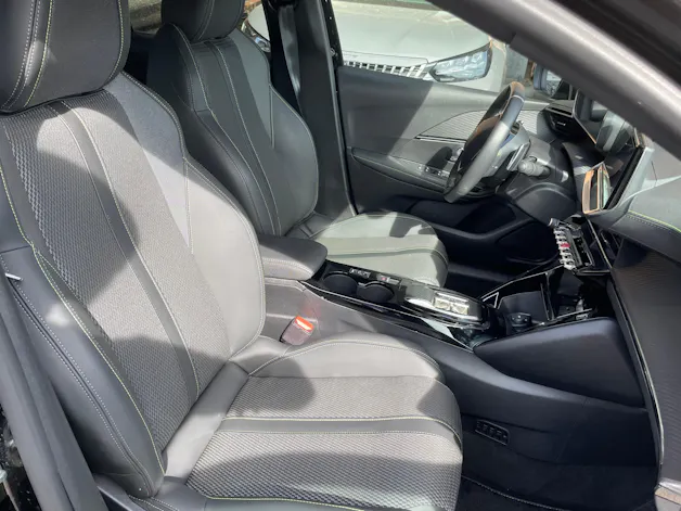 Peugeot 208 1.2 MHEV 145 GT
