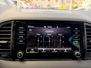 Škoda Karoq Sportline 4x4 *** PANORAMADACH & VIELES MEHR !!! ***