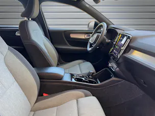 Volvo XC40 B4 Benzin Mild Hybrid AWD Plus Dark DCT