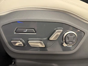 https://vehicle.imgix.net/4324612/6f038f40-def9-443c-83f9-8243225a7b2b.jpg