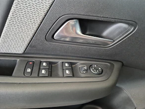https://vehicle.imgix.net/4324911/4b5cf4e9-c7cf-440f-b508-972553c64b3a.jpg