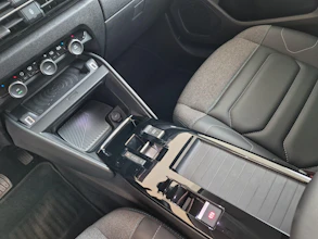 https://vehicle.imgix.net/4324911/98c1e0ae-4f5b-4647-9ede-c02b4aba5de9.jpg