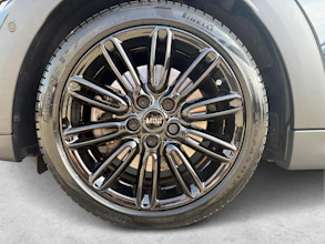 https://vehicle.imgix.net/4324984/69ef16a5-7981-4352-a9b5-f7cbc13c3b69.jpg