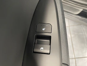 https://vehicle.imgix.net/4325198/f7c57c3d-759f-4bd3-b094-f06838cd924e.jpg