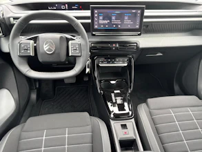 https://vehicle.imgix.net/4325860/fe663f62-1957-4655-83cb-b036c3686592.jpg
