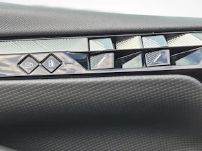 https://vehicle.imgix.net/4325870/ca116671-aa03-47fb-8cff-77547ec7b5f5.jpg