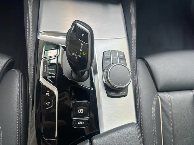 BMW 520d xDrive paddles